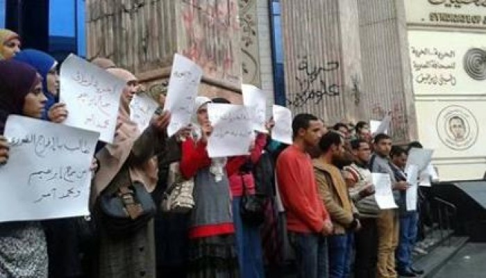 وقفه احتجاجية لـ"صحفيون ضد الانقلاب" على سلالم النقابة للمطالبة بالإفراج عن المعتقلين