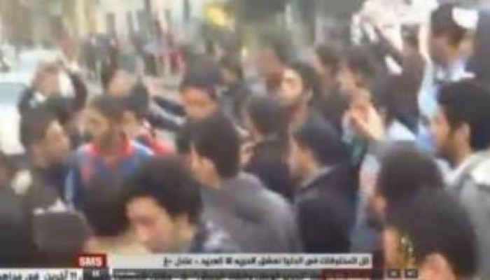 وقفة مفاجئة لطلاب ضد الانقلاب في طلعت حرب تهتف ضد السيسى
