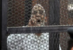 فضيلة المرشد والدكتور البلتاجي يهتفون ببطلان المحاكمة