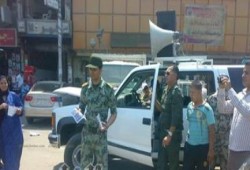 فضيحة : الجيش يوزع بطاقات دعاية لترشيح السيسي للرئاسة