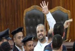 البلتاجي يتهم المحكمة بخيانة الوطن.. ويطالب الثوار بالصبر والثبات