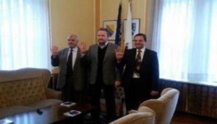 "خارجية" الانقلاب تحتج على رفع نجل "بيجوفيتش" شارة رابعة