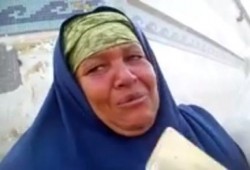 مؤثر: سيدة تبكي لمنعها من زيارته نجلها الذي تزوره مرة كل شهر بالمعتقل (فيديو)