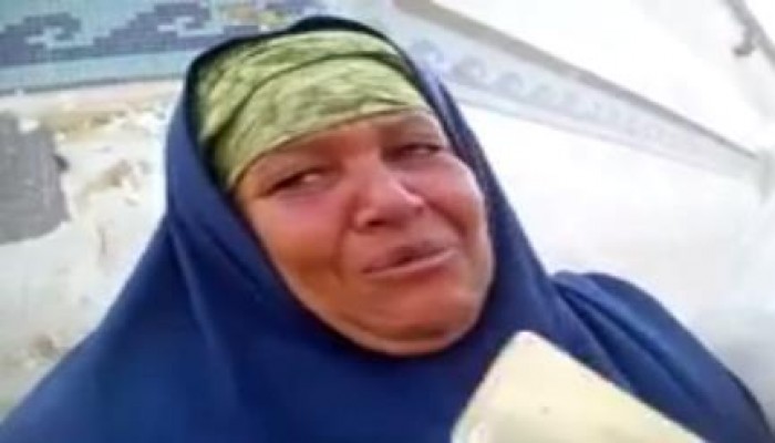 مؤثر: سيدة تبكي لمنعها من زيارته نجلها الذي تزوره مرة كل شهر بالمعتقل (فيديو)