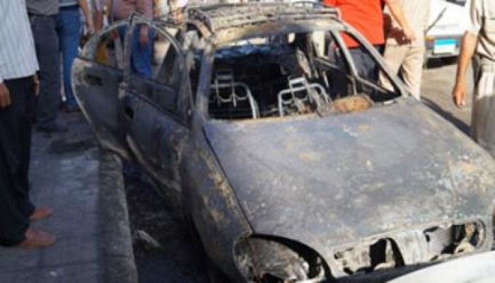 ثوار طنطا يشعلون النيران في سيارة ضابط شرطة
