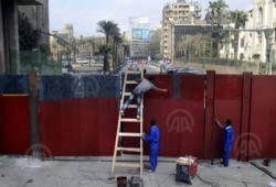 رعب الانقلابيين .. إغلاق التحرير ببوابات حديدية