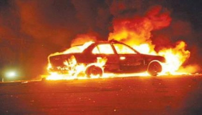الثوار يشعلون النيران في سيارة أمين شرطة فجراً بالإسكندرية