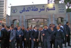 "فضيحة" بلطجية يجردون رئيس مباحث الدقي والقوة المرافقة له من ملابسهم ويستولون علي سلاحهم