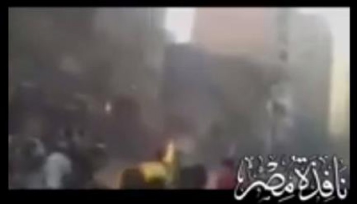 بالفيديو: لحظة حرق الثوار لمعهد مندوبي الشرطة بعين شمس بالمولوتوف