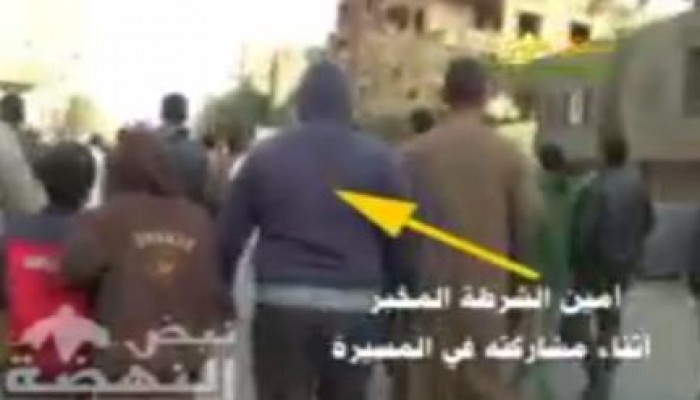 بالفيديو.. ثوار إمبابة يلقنون أحد المندسين درساً لن ينساه