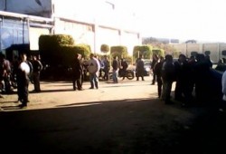 عمال قناة السويس بالاستثمار يقطعون الطريق في أول تصعيد بعد إضرابهم ببورسعيد‬