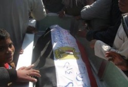 بالصور.. أهالي الفيوم يشيعون جنازة "خالد عبد الله" شهيد تظاهرات أمس