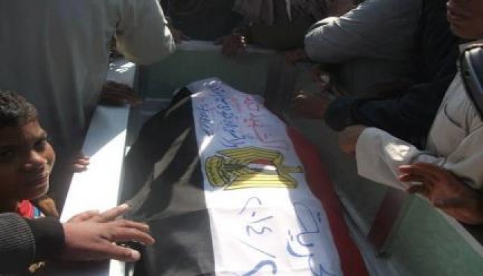 بالصور.. أهالي الفيوم يشيعون جنازة "خالد عبد الله" شهيد تظاهرات أمس