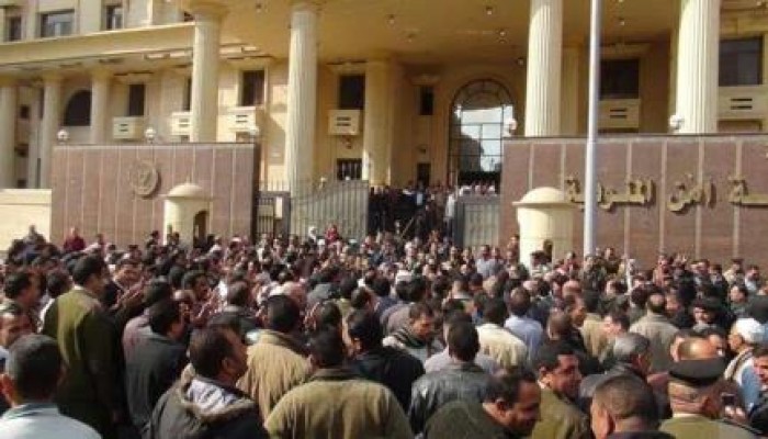 صورة من حصار أفراد الشرطة لمديرية أمن المنوفية