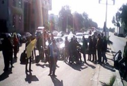 عمال "قناة السويس" للملابس الجاهزة يقطعون شارع محمد على ببورسعيد