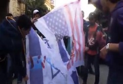 ثوار ضد الانقلاب يحرقون علمي أمريكا والكيان الصهيوني أمام القنصلية الأمريكية (فيديو)
