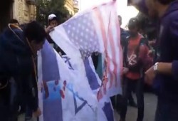 ثوار ضد الانقلاب يحرقون علمي أمريكا والكيان الصهيوني أمام القنصلية الأمريكية (فيديو)
