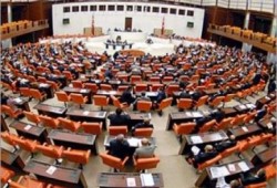 البرلمان التركي يقر تعديلات تتيح محاكمة قادة الجيش