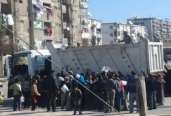 صورة وتعليق .. الجيش يوزع مواد غذاية على المواطنين فى بورسعيد بالسيارات المخصصه للقمامة