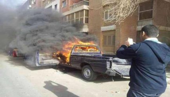 مجهولون يحرقون سيارة شرطة بالحي المتميز بالسادس من أكتوبر