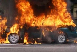 مجهولون يشعلون النيران في سيارة ضابط شرطة بالمحلة