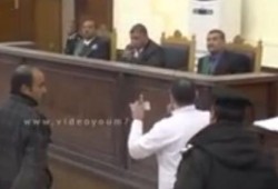 أحد معتقلي الإخوان يخرج من قفص المحكممة ويدافع عن نفسه في قضية "قليوب"