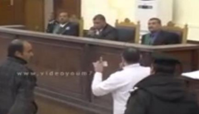 أحد معتقلي الإخوان يخرج من قفص المحكممة ويدافع عن نفسه في قضية "قليوب"
