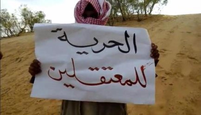 بالفيديو.. تنديدا بمحاكمة مرسي: سلسلة بشرية على الطريق الدولي بسيناء