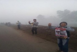 سلاسل بشرية على طريق شبين الكوم السادات