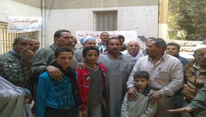 موظفو المساحة بالمنيا يصطحبون أولادهم في الإضراب