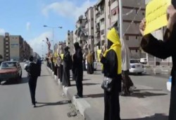 بالفيديو.. سلسلة بشرية لنساء وبنات ضد الانقلاب أمام الصالة المغطاة ببورسعيد