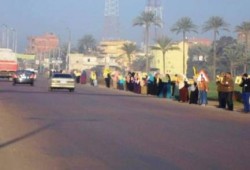بالفيديو: سلسلة بشرية لمؤيدي الشرعية بأبوحمص على الطريق الزراعي