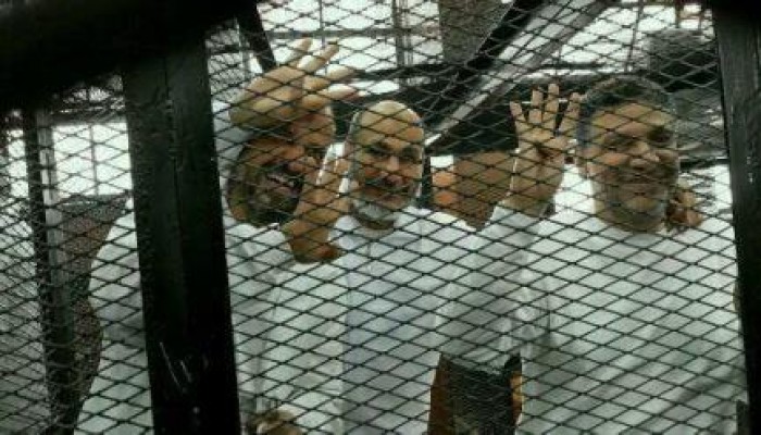 البلتاجى و ياسين و حجازى يرفعون رابعه خلف قضبان الانقلاب (صورة)