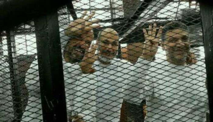 البلتاجى و ياسين و حجازى يرفعون رابعه خلف قضبان الانقلاب (صورة)