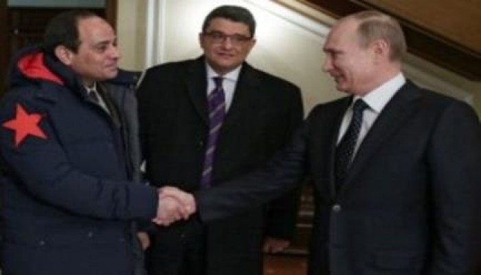 الجوادي: السيسي أخفى بدلة الفريق التي وضعها له رجاله بالخطأ بجاكيت حراس بوتين