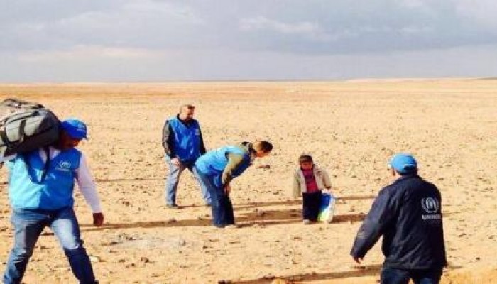 طفل ذو أربعة أعوام يعبر الصحراء وحيدًا في سوريا