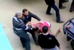 ضابط يعدم شاب ميدانياً (فى عرض الشارع) بعد القبض عليه ووضعه فى سياره الشرطة (فيديو)