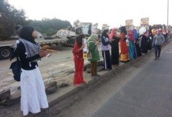 بالصور.. سلسلة بشرية بكفر غطاطي بالجيزة ضد الانقلاب العسكري