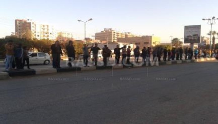 شباب ضد الانقلاب ينظمون سلاسل ممتدة أمام فيلا المحافظ الانقلابى ب‏الفيوم‬