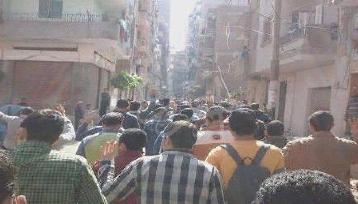 طلاب جامعة الزقازيق ينطلقون بمسيرة مفاجئة عند موقف المنصورة بالزقازيق