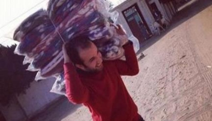 "رمضان" يوزع البطاطين على الفقراء ويموت بردًا