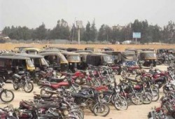 الانقلاب يخنق الفقراء ويصادر 145 دراجة بخارية بأسوان