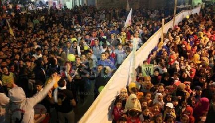 رغم قطع الكهرباء .. احتفالية يوم من رابعة تستمر بكرداسة