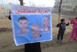 " جمعة الطلبة طليعة الثورة "بالصور سلاسل بشرية في قرية بالغربية رافضة للانقلاب