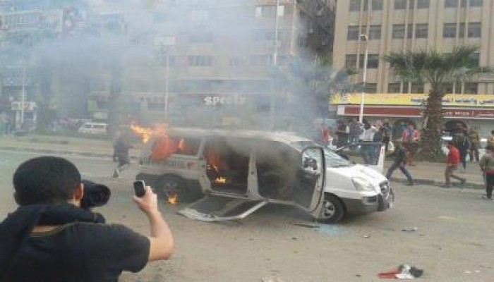 " جمعة الطلبة طليعة الثورة " ثوار   الهرم بالجيزة  يحرقون سيارة إعلام العار