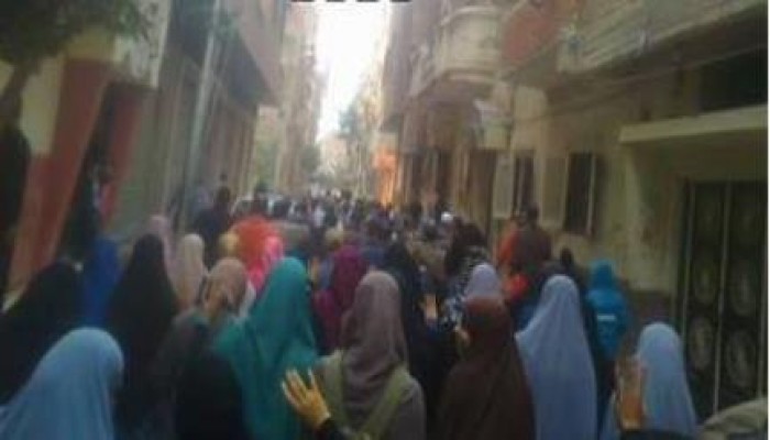 متظاهرو الإسماعيلية يشعلون الألعاب النارية في جمعة "الطلبة طليعة الثورة"