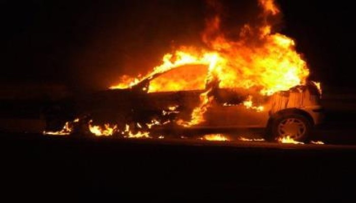 مجهولون يضرمون النيران بسيارة قاضي فاسد أمام منزله بطنطا عصر الجمعة