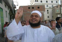 الشيخ "ربيع أبوعيد" المبتلى بفقدان البصر .. معتقل وتهمته "قنص" المتظاهرين في الاتحادية