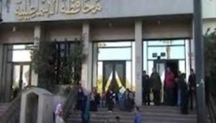 إضراب العاملين بشركة قناة السويس للملابس بالإسماعيلية