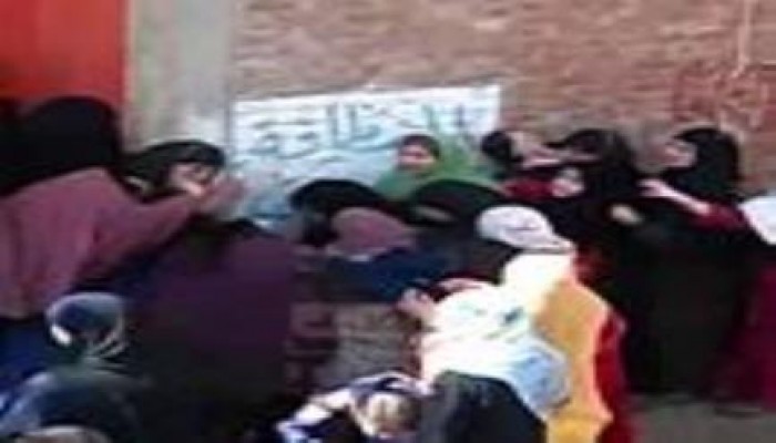 بالفيديو .. صراع على شراء الخبز في المنصورية